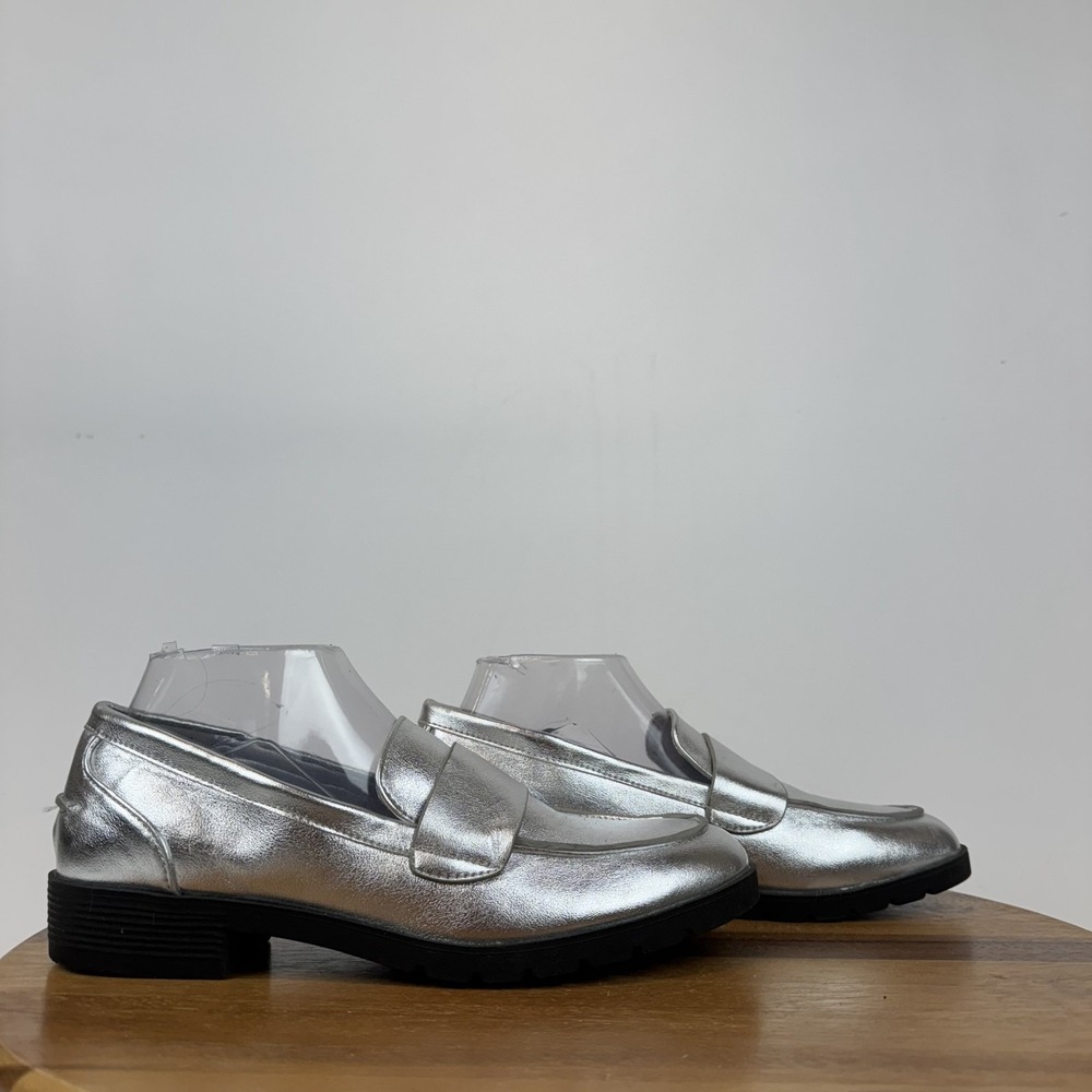 New Womens Reaction Kenneth Cole Fern Silver Faux Leather Loafers Size 8.5 M